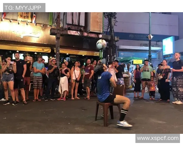 足球明星与路人激情对决街头足球赛引发热潮